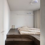 drevené pódium v spálni