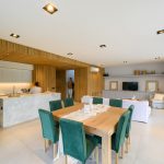 obývačka s kuchyňou s mramorovým kuchynským ostrovom