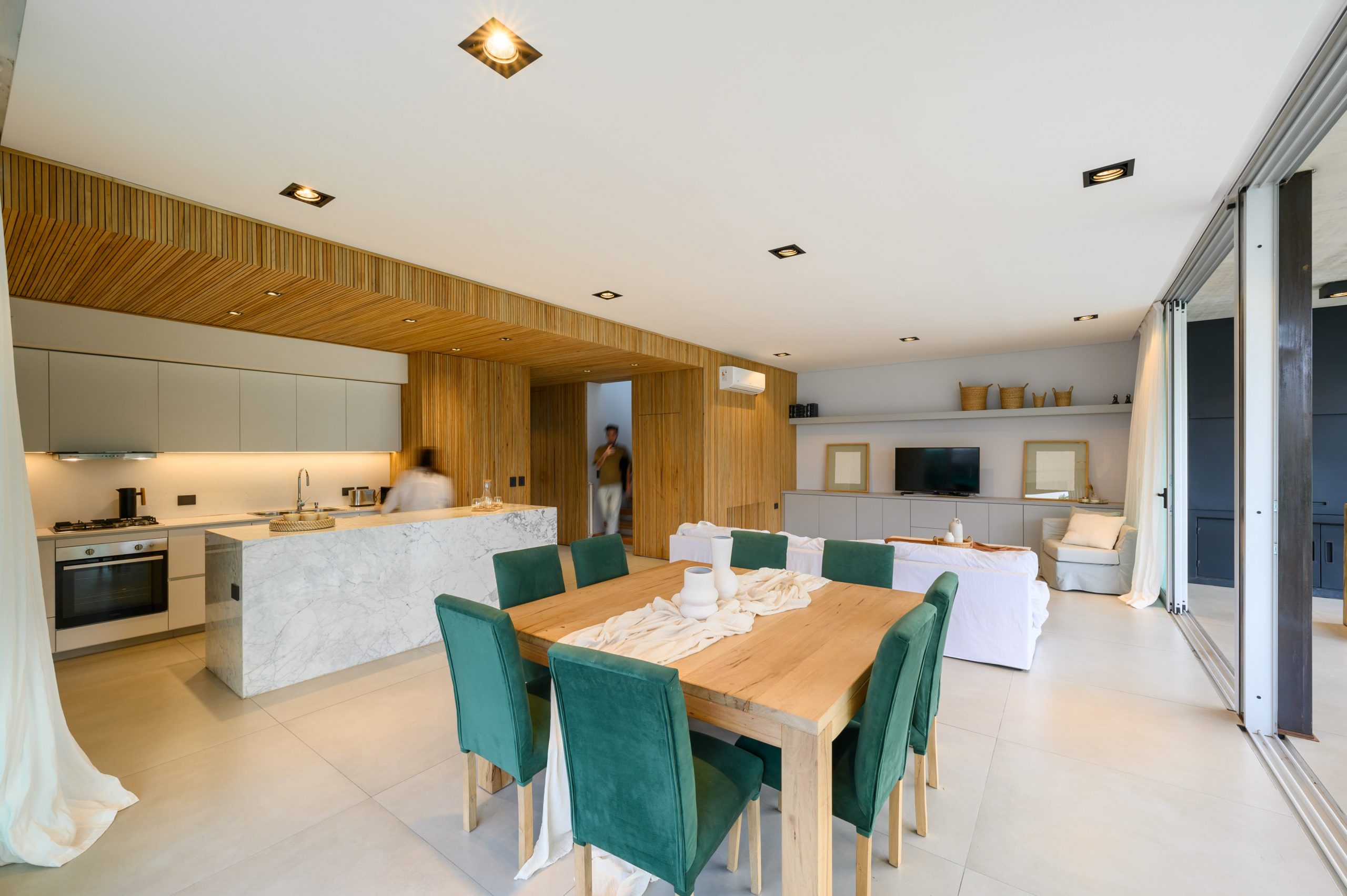 obývačka s kuchyňou s mramorovým kuchynským ostrovom