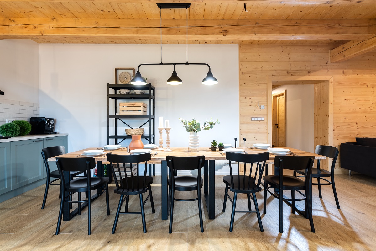 Projekt doladili s architektom celkom rýchlo a od vydania stavebného povolenia bola ich drevenica hotová do roka a do dňa vrátane zariadenia interiéru. 