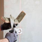 natieranie lepidla na tehlové pásiky, laser na stene