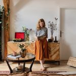 žena v obývačke s vintage prvkami