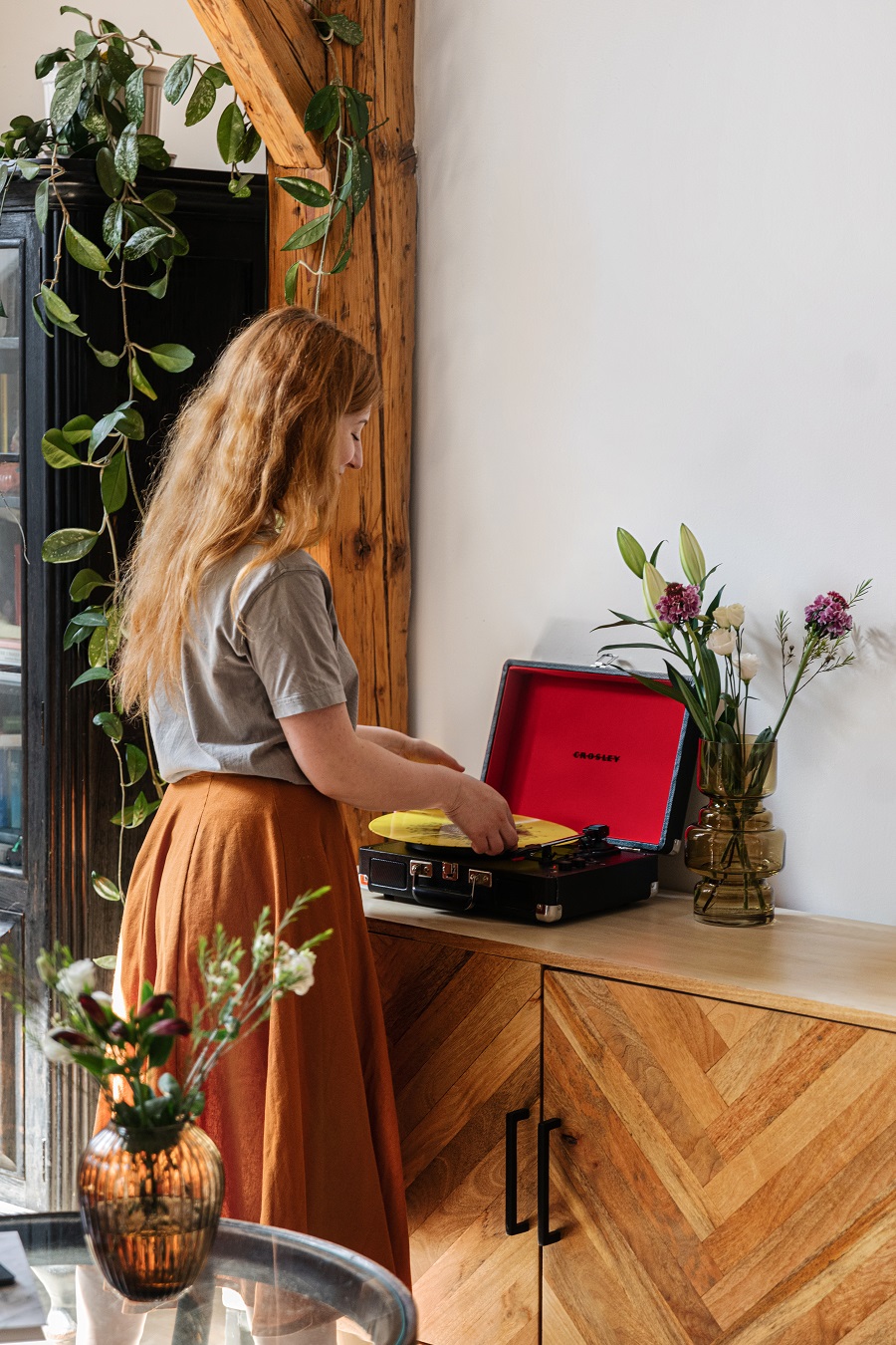 Komodu využíva majiteľka aj ako efektný barový kútik.