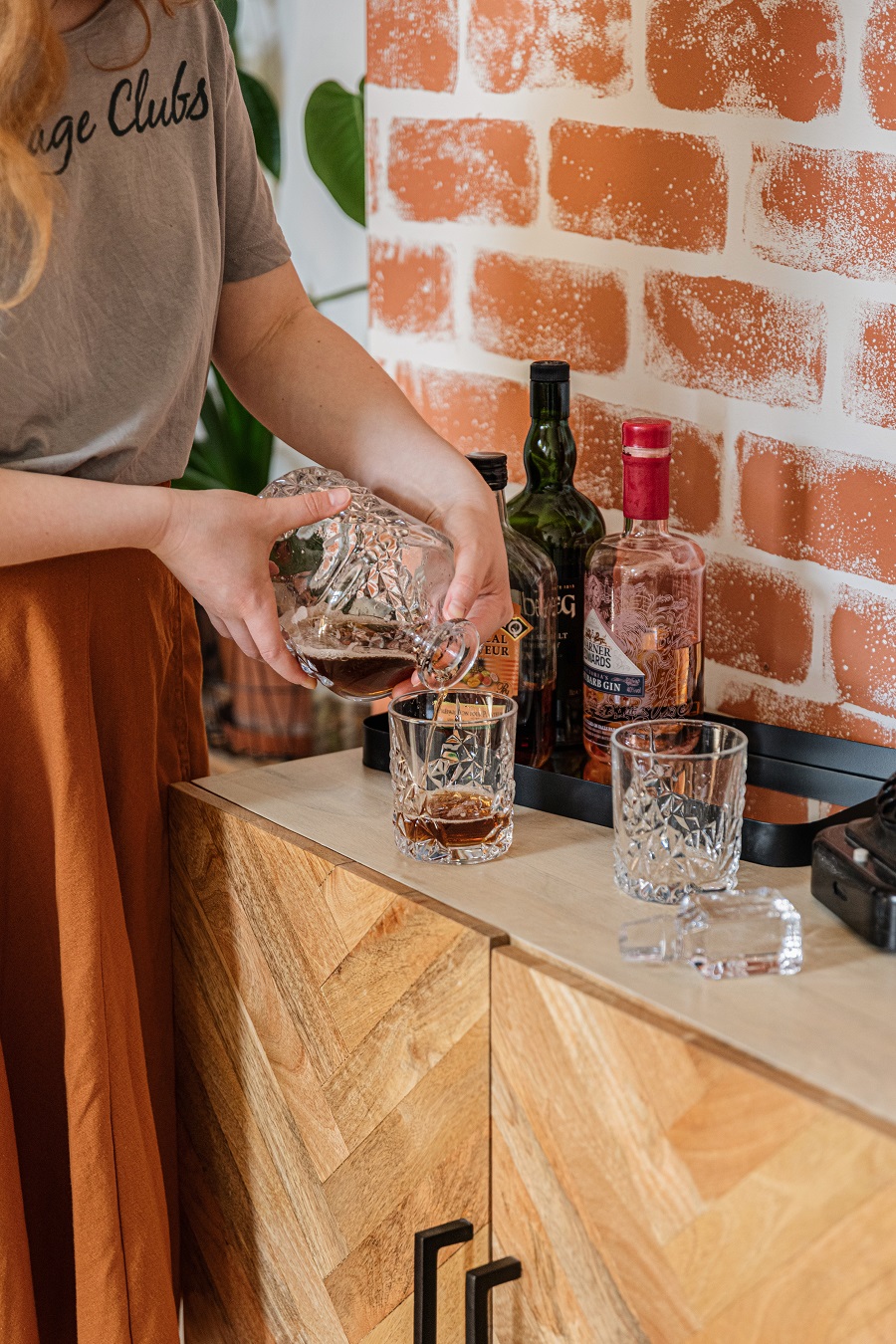 Komodu využíva majiteľka aj ako efektný barový kútik.