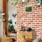 obývačka s falošnou tehlovou stenou a vintage komoda