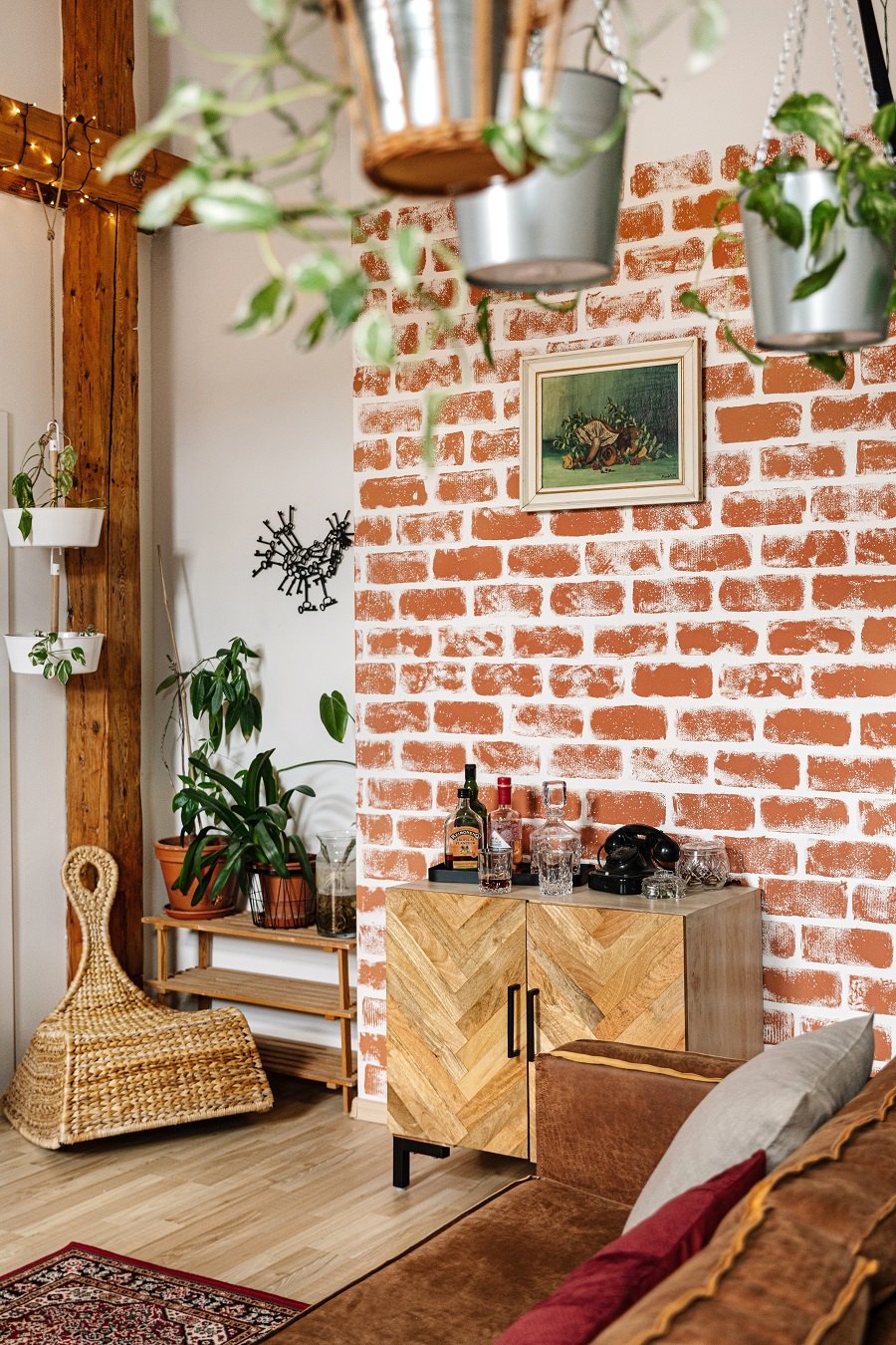obývačka s falošnou tehlovou stenou a vintage komoda
