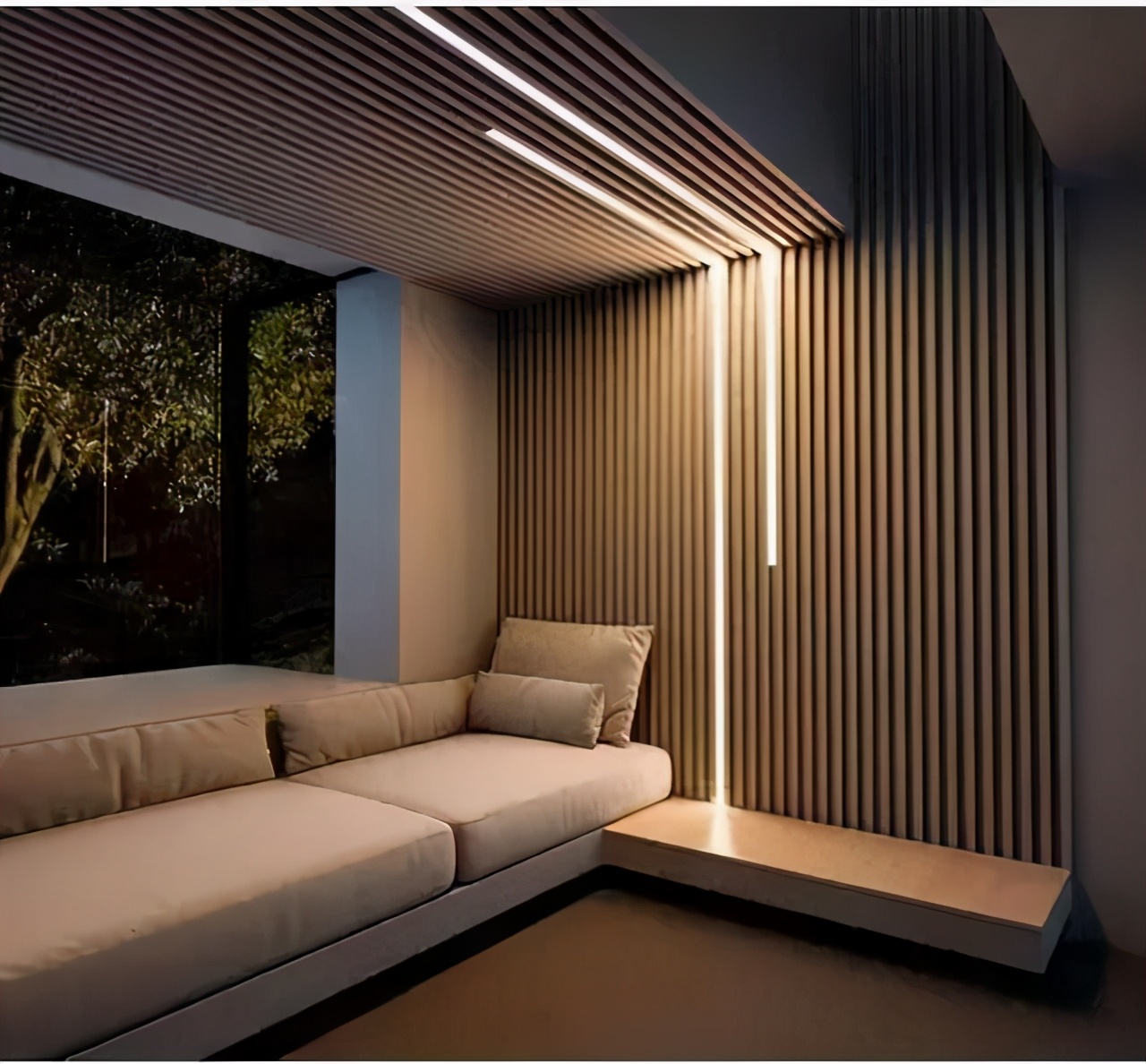osvetlená lamelová stena v obývačke