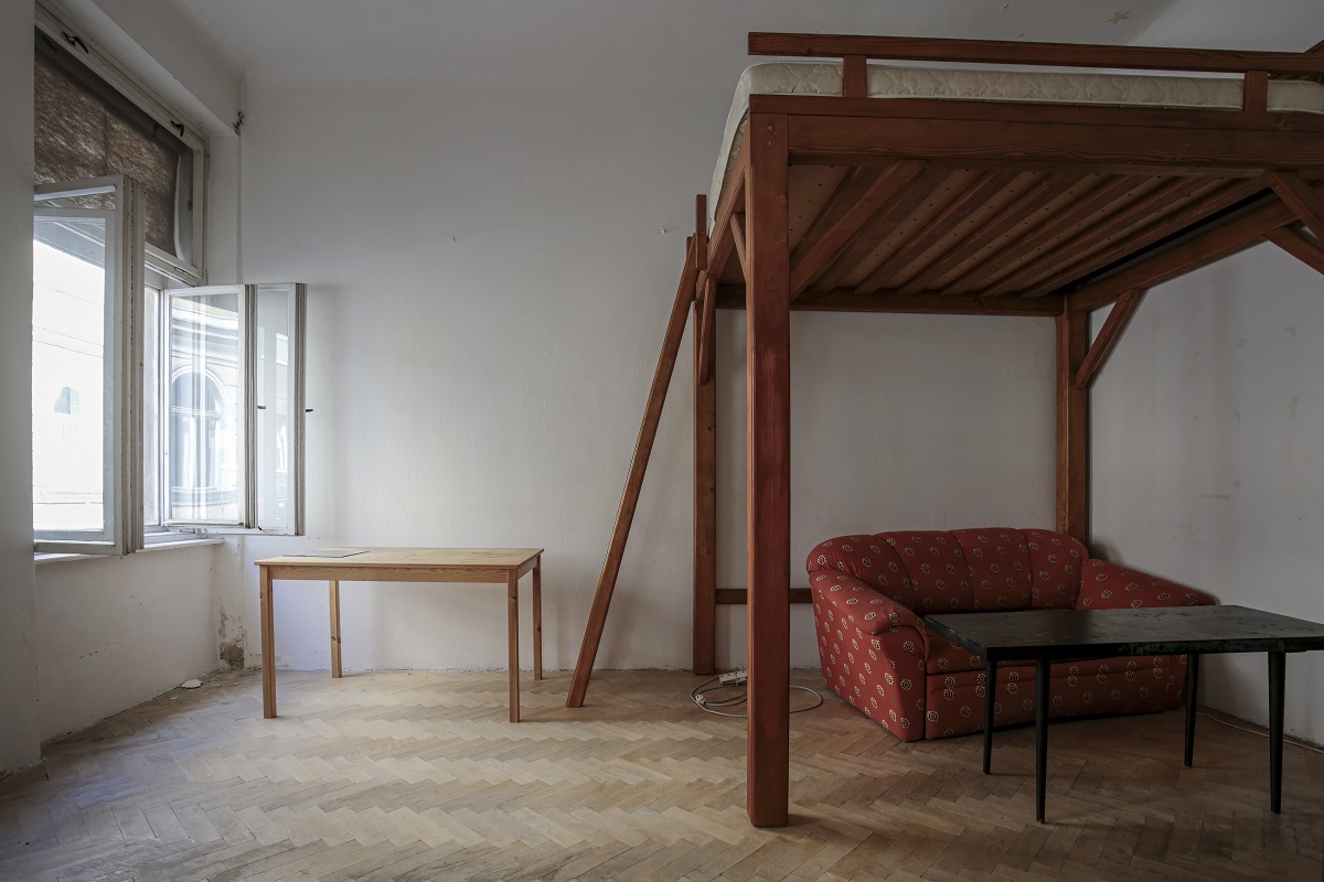 stará spálňa s drevenou posteľou