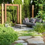 záhradné sedenie, sivá pohovka, cortenová brána