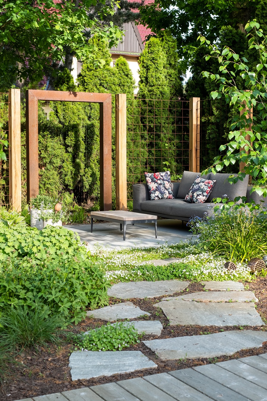 záhradné sedenie, sivá pohovka, cortenová brána