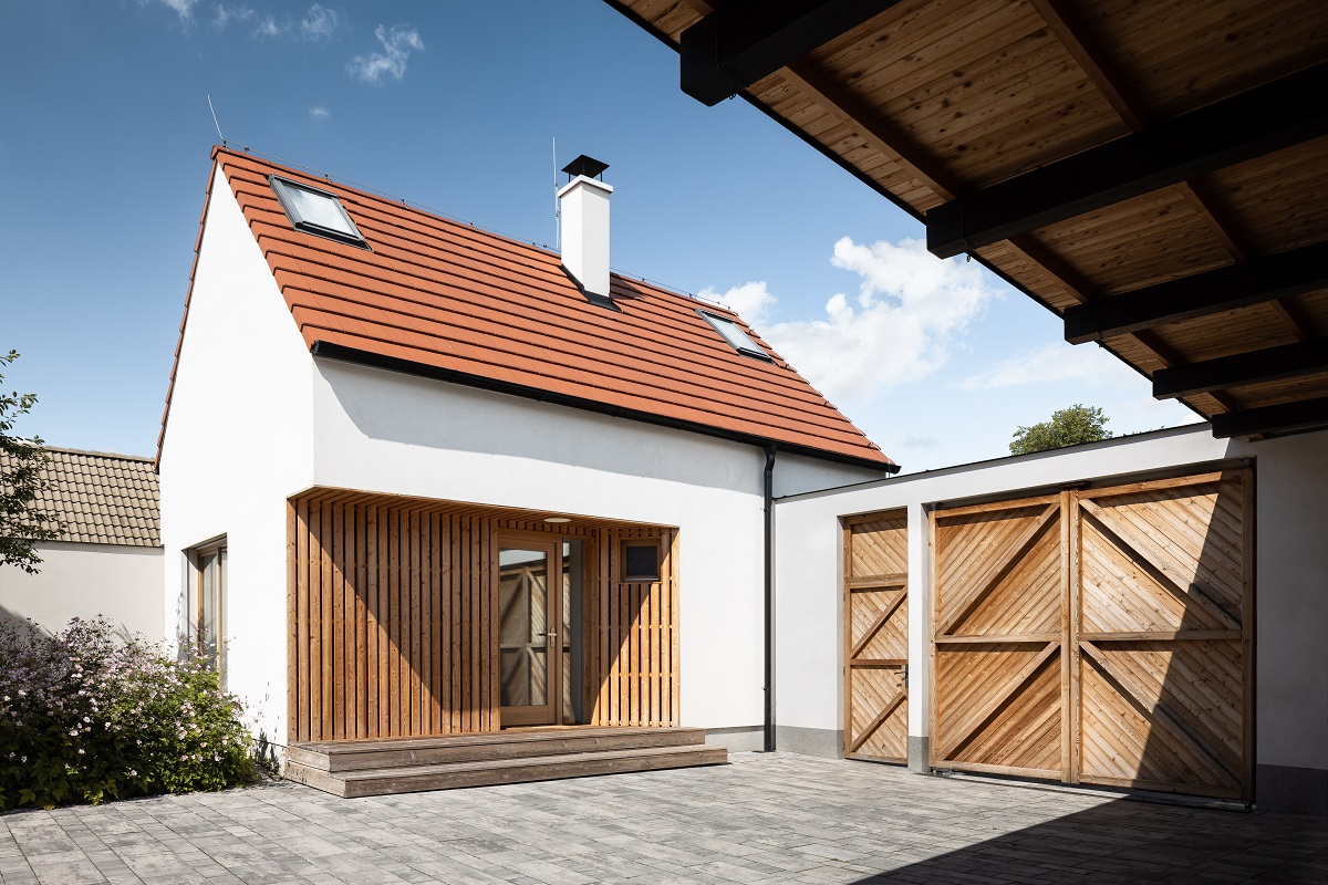 moderný dom v klasickom tvare, drevené vráta