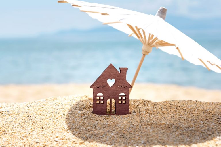 ikona domu pod slnečníkom na pláži
