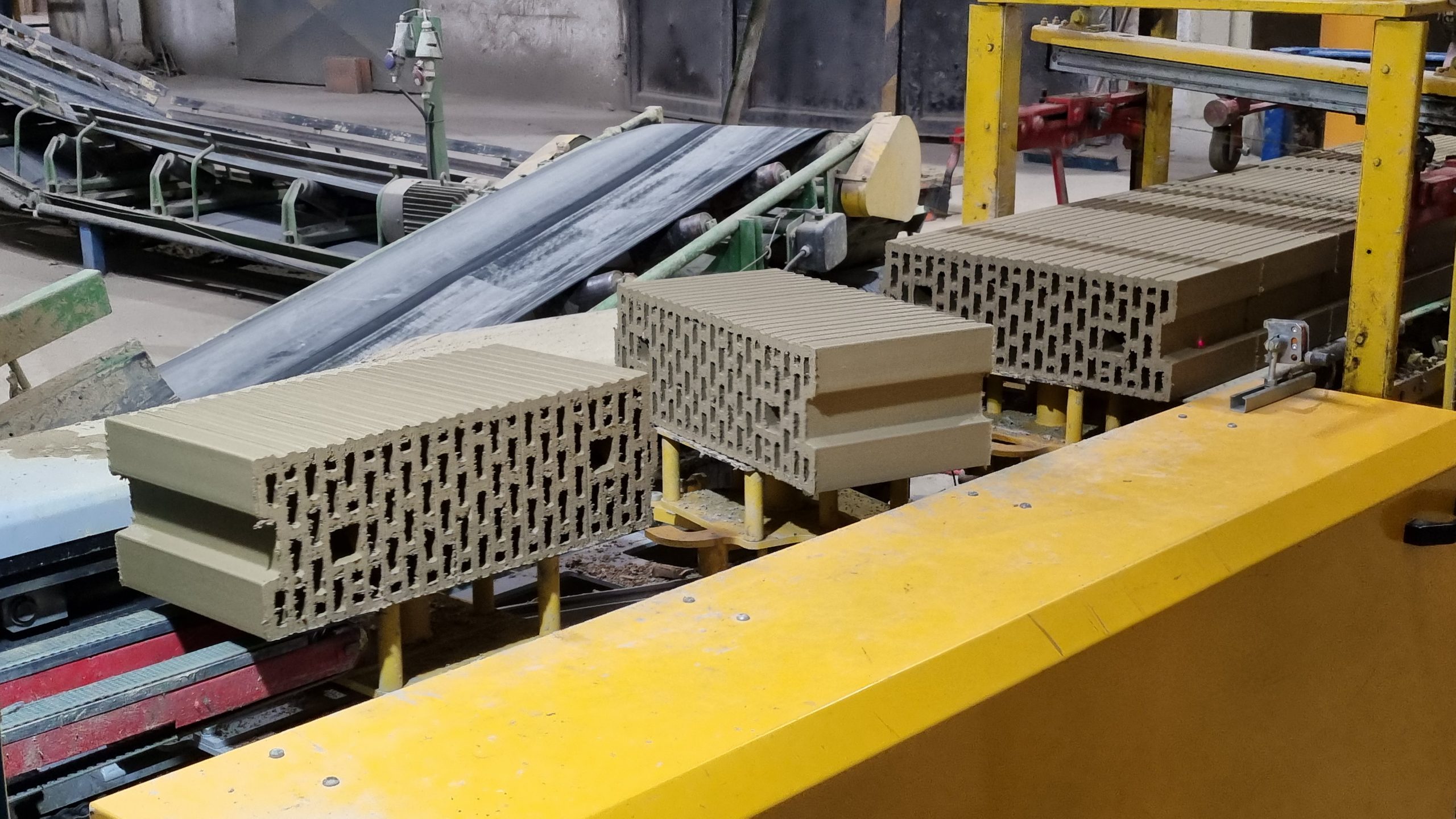 Rezanie surovej tehly BRITTERM 17,5/500.