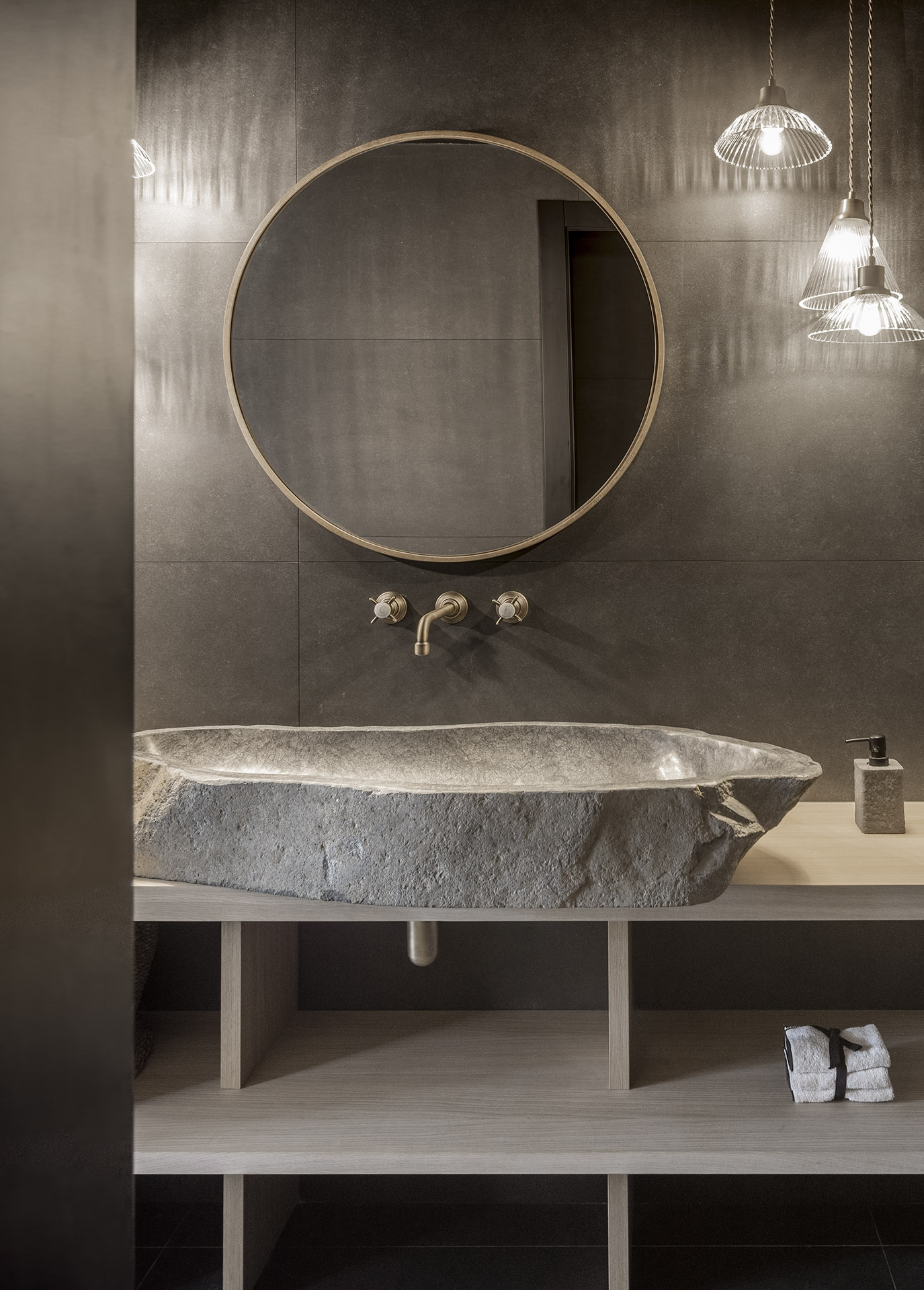 Umývadlo pripomína surový kameň, ale zároveň podporuje pocit luxusu a elegancie.