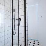 sprchovací kút v čierno-bielej farebnej kombinácii
