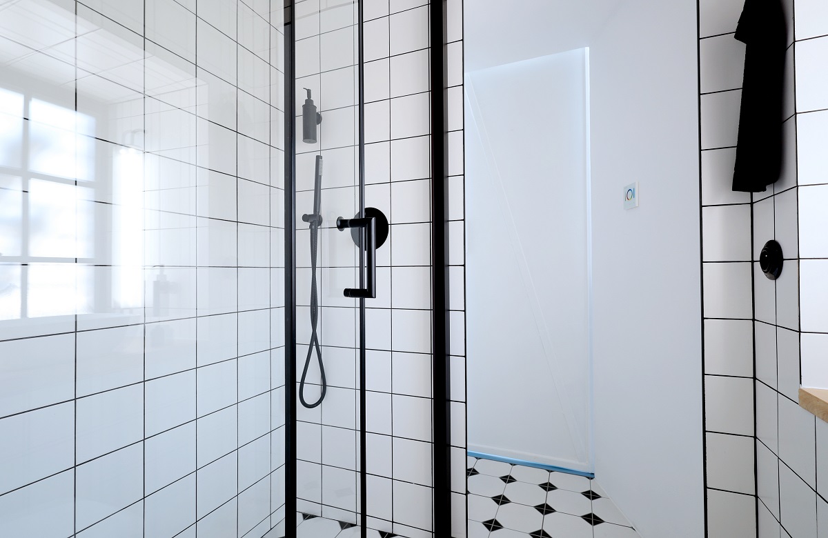 sprchovací kút v čierno-bielej farebnej kombinácii