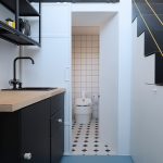 malá kuchynská linka, čierna, svetlé drevo, otvorené dvere na WC