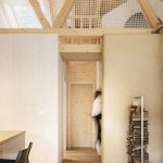 Miestnosť s drevenými stenami a sieťou na strope