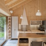moderná kuchyňa v drevenej chate