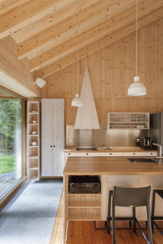 moderná kuchyňa v drevenej chate