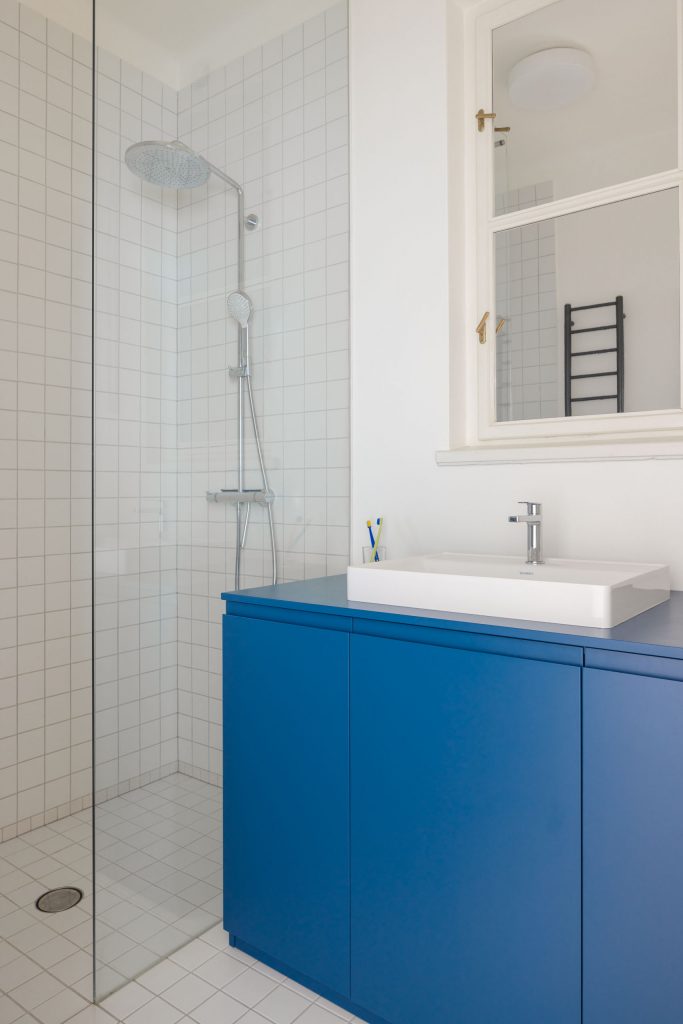 sprchovací kút, modrá skrinka, umývadlo