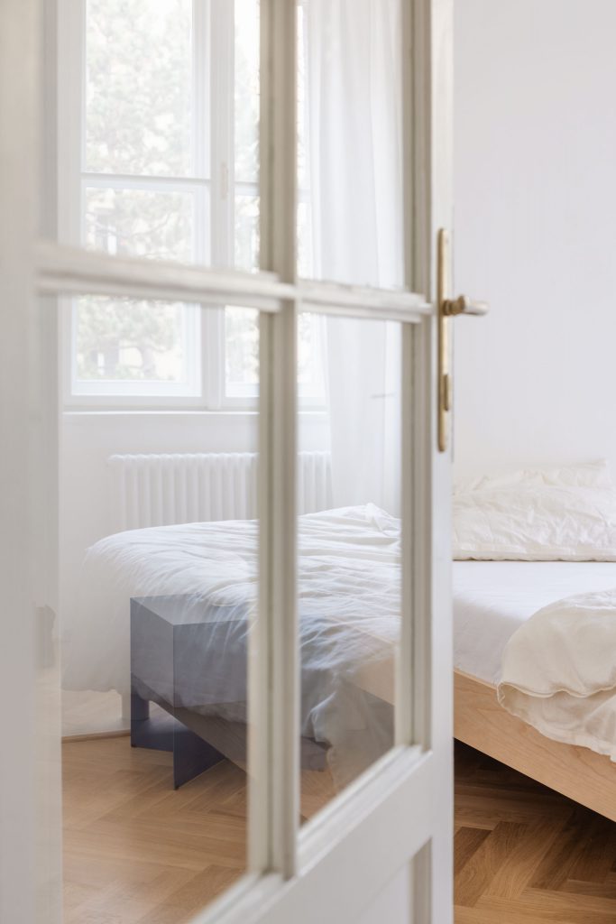 čiastočne zasklené dobové dvere do spálne