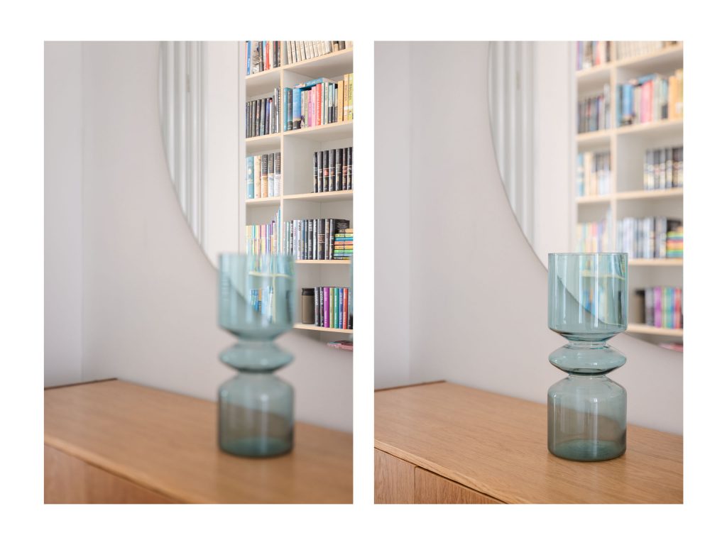 Modrá váza na stole