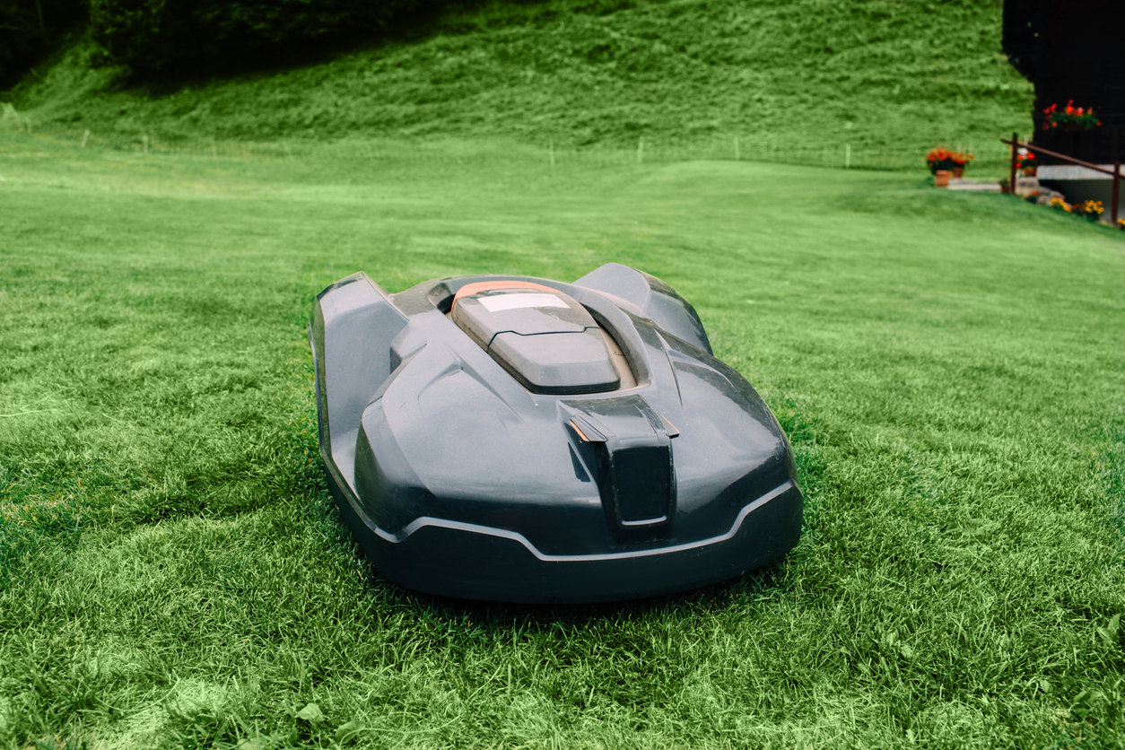 robotická kosačka na trávniku