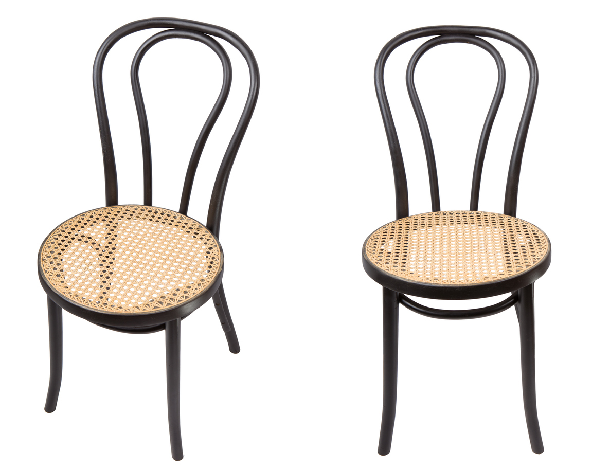 dve čierne stoličky Thonet z ohýbaného dreva