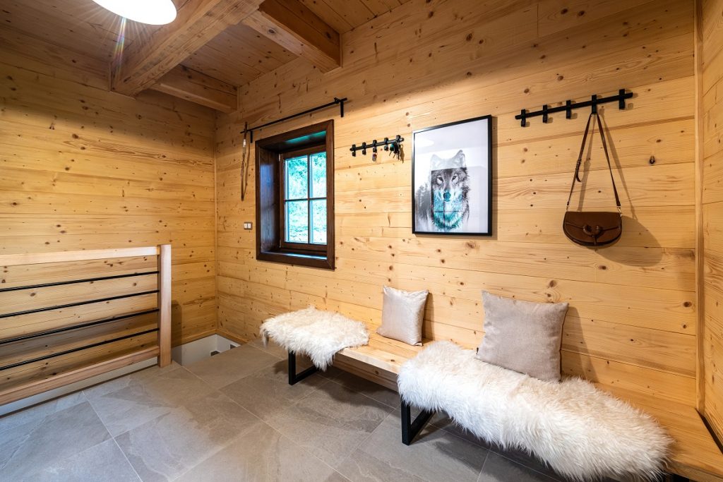 miestnosť dreveným obkladom a sedením