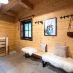 miestnosť dreveným obkladom a sedením