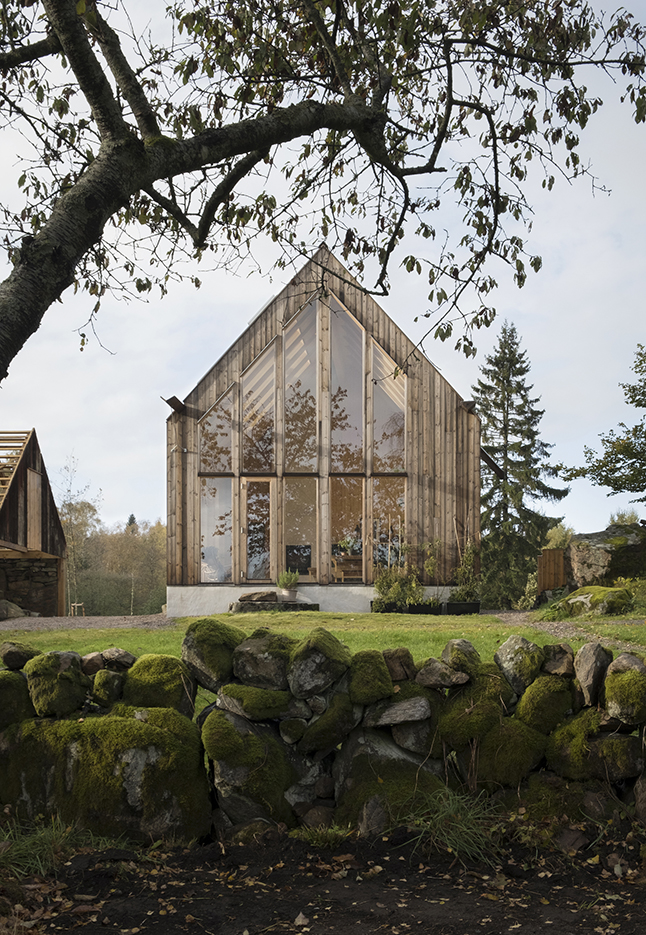 drevená stavba v tvare stodoly v lese