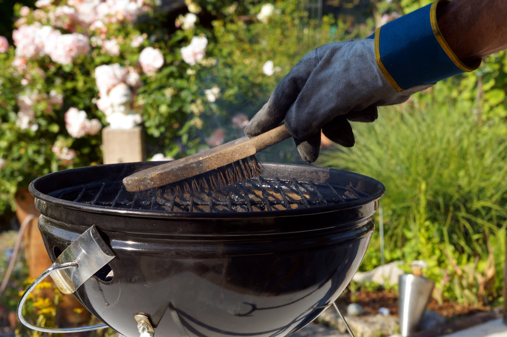 čistenie záhradného grilu kefou