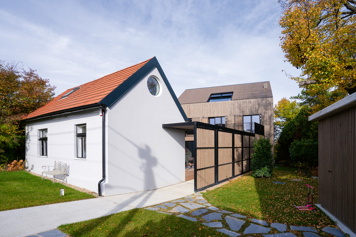 Búranie starých domov nie je vždy potrebné, a to ani v prípade, keď chcete na rovnakom pozemku novostavbu. Realizácia od architektov z viedenského ateliéru Mostlikely Architecture je príkladom, ako integrovať pôvodnú stavbu do projektu nového bývania pre rodinu. 