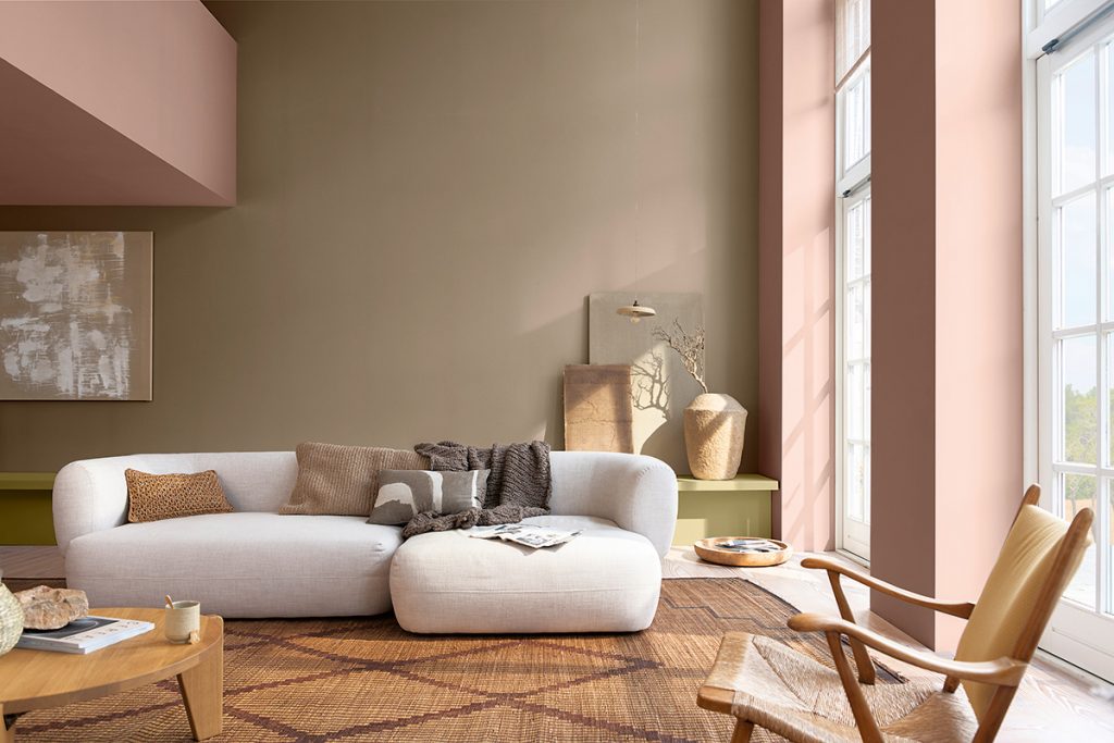 Obývačka v teplých farbách s púdrovou ružovou 