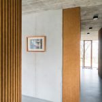 Harmónia drevených prvkov a betónu v interiéri