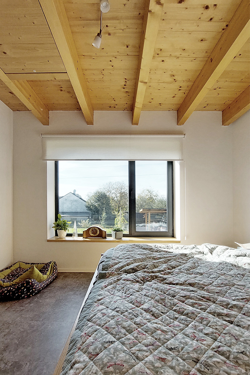 Výhodou je široký parapet, na ktorom sa dá relaxačne posedieť.