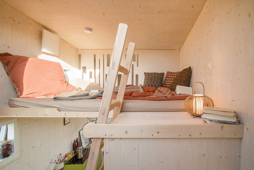 Priestor na spanie pod strechou v tiny house Hytte