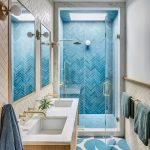 Kúpeľňa s modrým sprchovým kútom