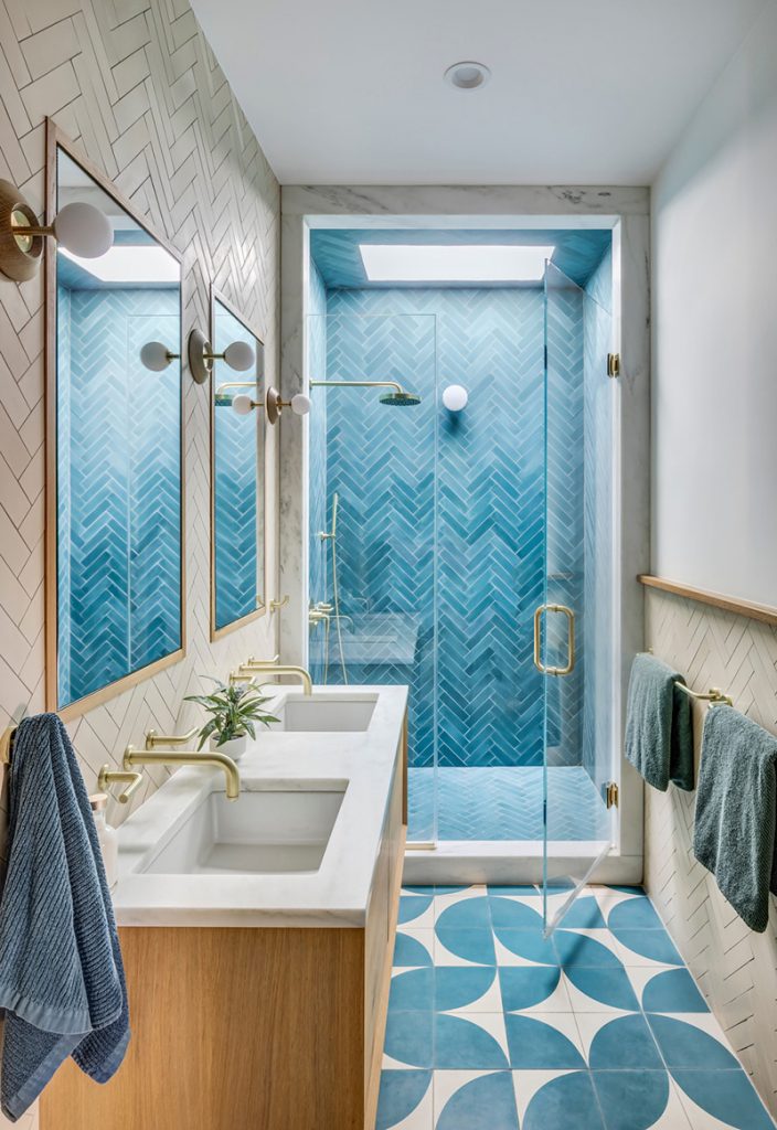 Kúpeľňa s modrým sprchovým kútom