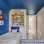 Úzka detská izba s modrými a vzorovanými stenami