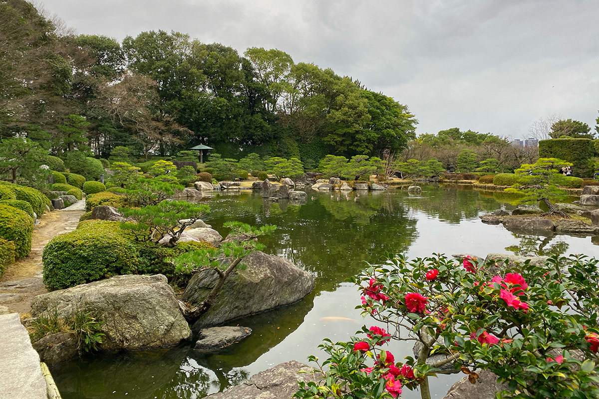 Japonská záhrada Ohori Park v meste Fukuoka: Hlavnými črtami záhrady sú jazierko, umelé kopce, potok, suchá záhrada a čajovňa v štýle sukiya-zukuri. 