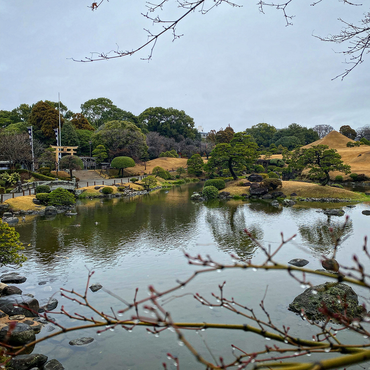 Japonskej záhrade Suizenji Kōen dominuje umelá hora symbolizujúca horu Fudži.