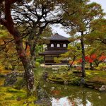 Machová japonská záhrada s jazierkom okolo zenového chrámu Ginkaku-ji