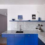 Modré kuchynské skrinky v jednoizbovom byte v Bratislave