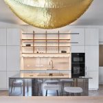 Kuchyňa so zrkadlovým ostrovčekom - Rekonštrukcia interiéru bytu v Prahe-Bubenč