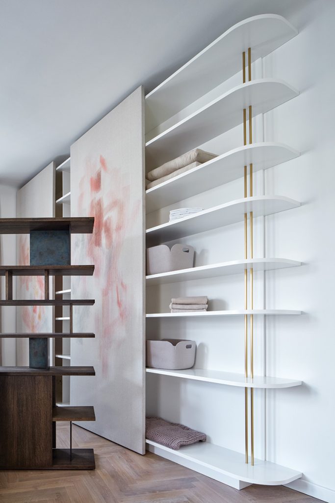 Úložné priestory s posuvnými dverami - Rekonštrukcia interiéru bytu v Prahe-Bubenč