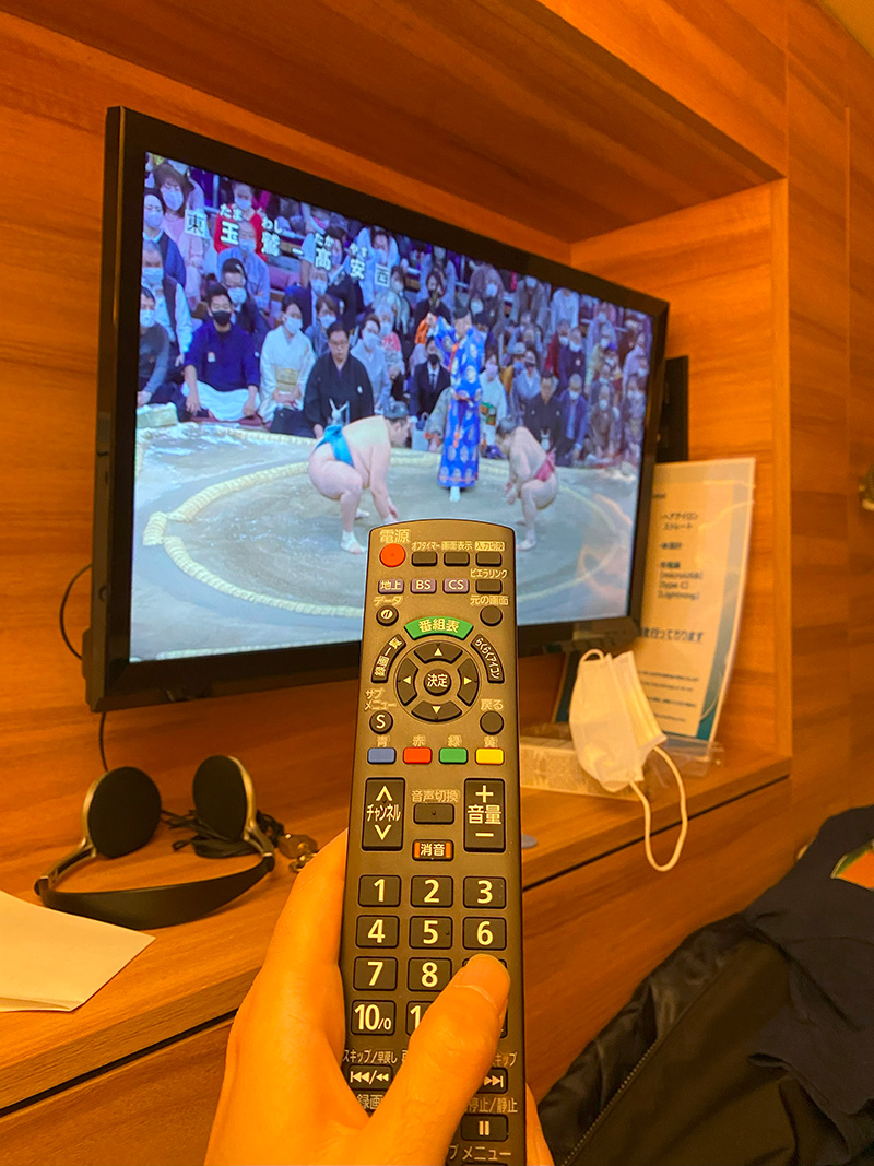Televízna obrazovka v kapsule. Zvuk sa dá počúvať len cez slúchadlá, ktoré dostanete na recepcii.