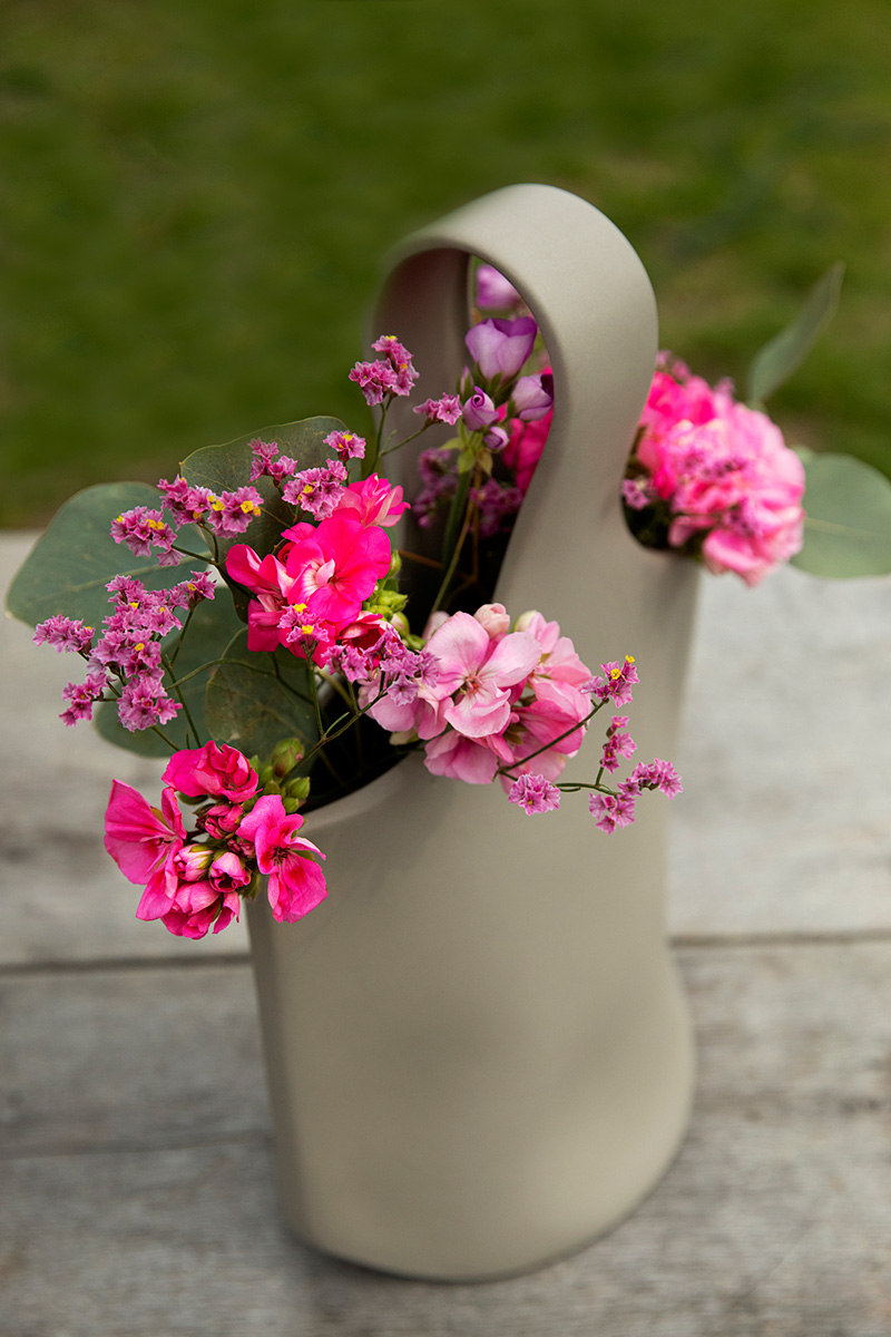 Malá váza s dvomi druhmi muškátov a odrodou statice