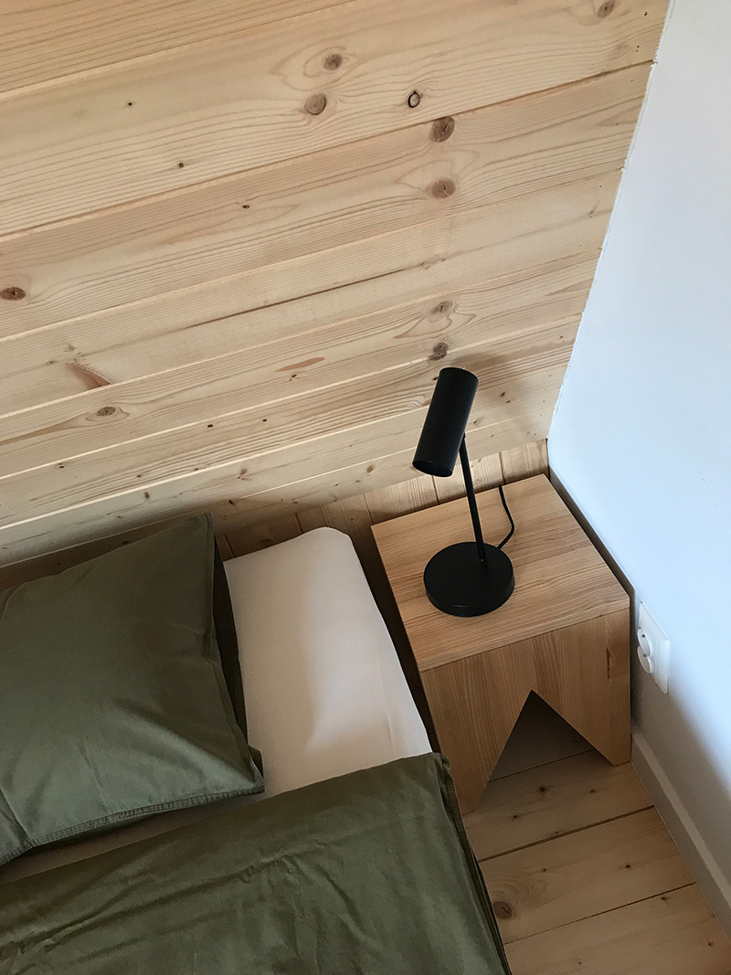 Nočné stolíky a lavička od stolára majú v sebe odkaz na áčkový tvar chaty.